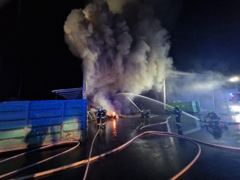Nächtlicher Großbrand bei Villacher Entsorgungsunternehmen (Bild 2)